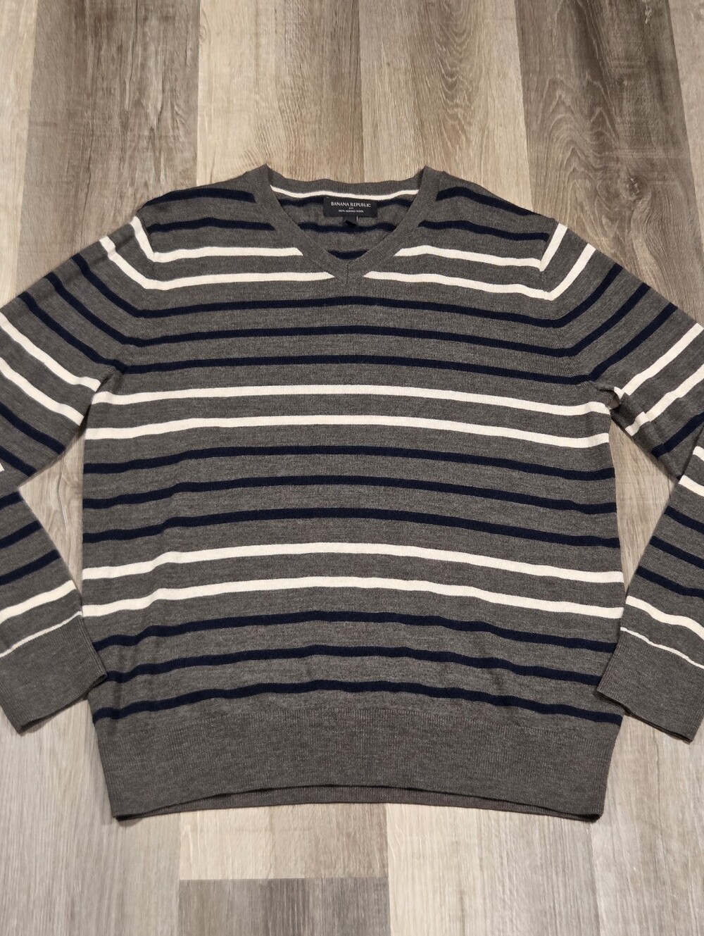 Banana Republic Men’s 100% Extra Fine Merino Wool V-Neck Sweater L